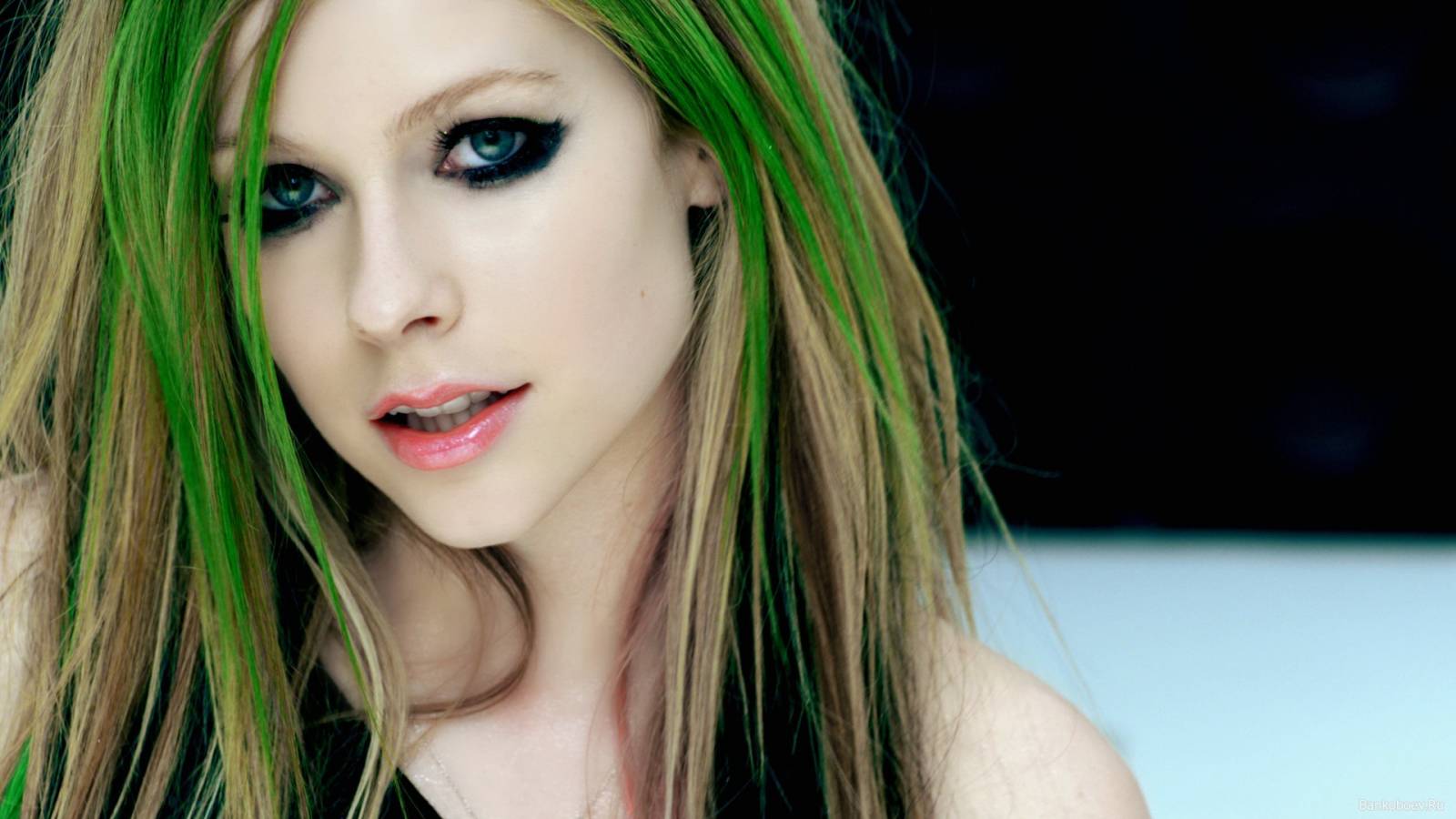 Avril Lavigne с зеленоватыми волосами